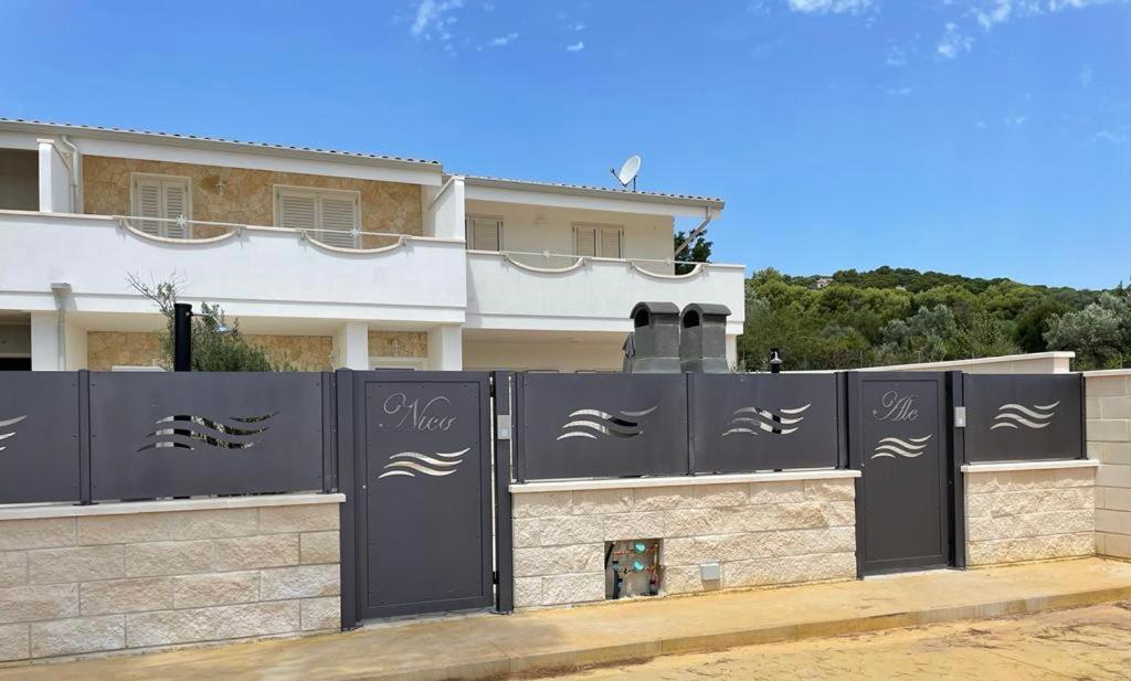 Residence Le Maree Porto Pino Exteriör bild